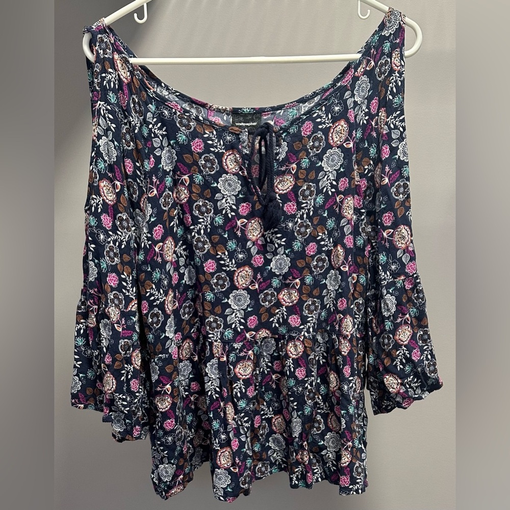 WALLPAPHER size LARGE blue with floral print, ruffled bottom & bell sleeves top